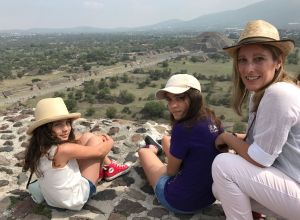 Cata, Sofi y Jes en la Pirámide del Sol, Teotihuacán.