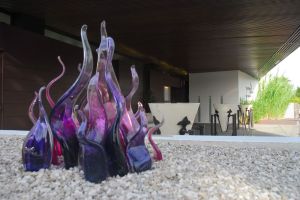 Detalles en vidrio soplado de Antoni Pierini, en la entrada del Cap d’Antibes Beach Hotel, Costa Azul francesa.