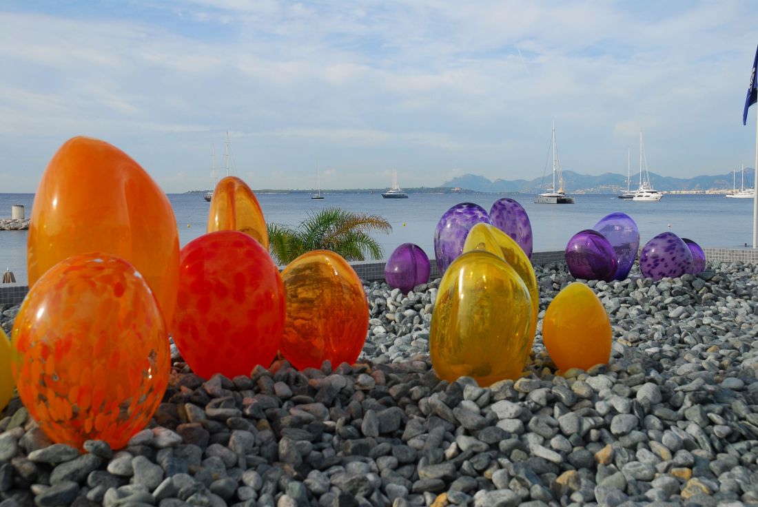 Terraza del restaurante Les Pêcheurs, en el Cap d’Antibes Beach Hotel, con detalles creados por Antoni Pierini en vidrio soplado.