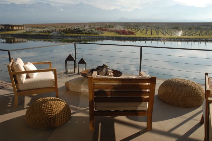 The Vines of Mendoza: hotel, montañas y viñedos, vista desde uno de los cuartos.