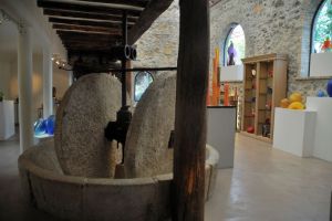 Tienda de vidrio soplado de Antoni Pierini, en Biot, Francia.