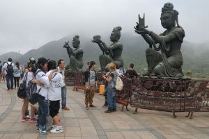 Deidades en torno al Gran Buda (Tian Tan) de la isla de Lantau, Hong Kong.