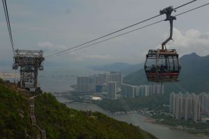 Teleférico Ngong Ping 360 rumbo a la Ngong Ping Village, en la isla de Lantau, Hong Kong.