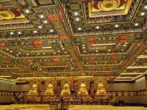 Espectacular decoración interior del monasterio Po Lin, en Lantau, Hong Kong.