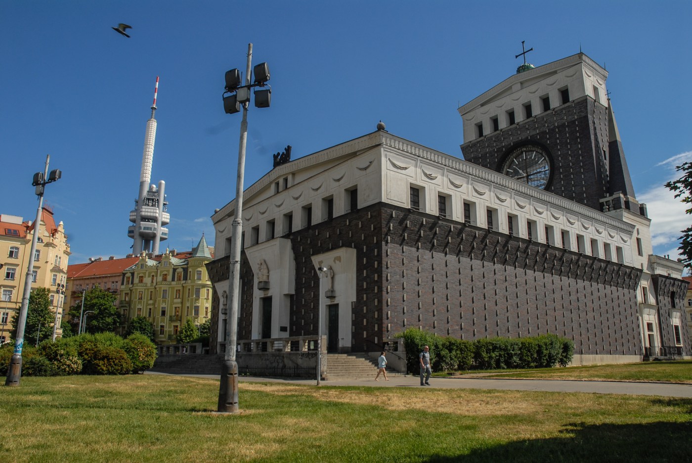 Templo del Sagrado Corazón en la plaza Jorge de Poděbrad (Náměstí Jiřího z Poděbrad).