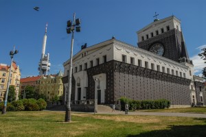 Templo del Sagrado Corazón en la plaza Jorge de Poděbrad (Náměstí Jiřího z Poděbrad).