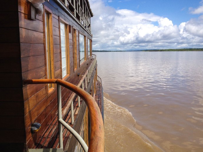 Barco Delfin II navegando por la Amazonía peruana.