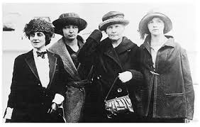 Marie Mattingly Meloney con Irène, Marie y Eve Curie al arribar a Nueva York el 12 de mayo de 1921.