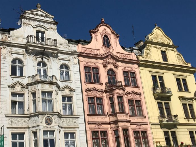 Pilsen, edificios frente a la Plaza de la República, Chequia.