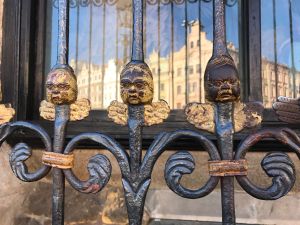 Angelito de la suerte en la Catedral de San Bartolomé de Pilsen, Chequia.