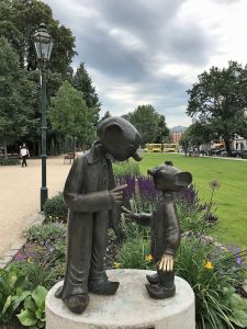 Spejbl y Hurvínek, en el anillo de Jardines de Pilsen, Chequia.