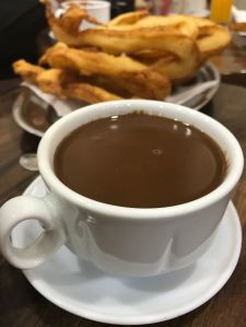 Tejeringos y chocolate caliente en La Malagueña.