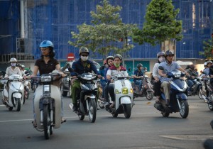 Un enjambre de motos invade las calles de Saigón.