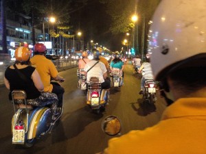Cae la noche y empieza el recorrido por Saigón en Vespa.