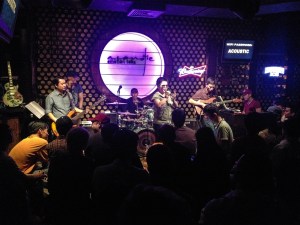 El bar Acoustic, con bandas en vivo, es la última parada del recorrido.