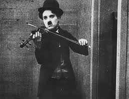 Charles Chaplin tocaba el violín con la mano izquierda.