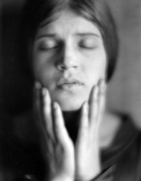 Tina Modotti retratada por Edward Weston.