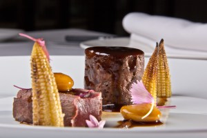 Rosal de liebre, salsa de ciruelas negras, maíz y judiones, restaurante El Carmen de Montesión, Toledo.