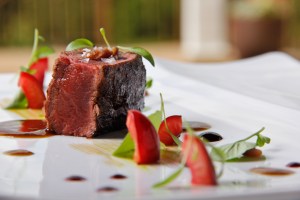 Tataki de corzo, cerezas y anchoa, del restaurante El Carmen de Montesión, Toledo.
