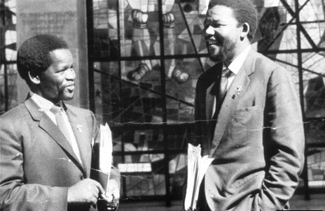 Nelson Mandela y su amigo Oliver Tambo en Addis Abeba, Etiopía.