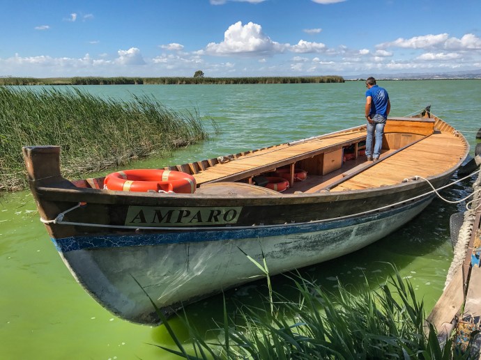 Paseo en barca en La Albufera, Valencia, España.