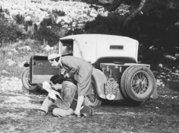 Aldous Huxley, su esposa Marie Nys y el Citroën 10 CV en el que viajaban por Europa.