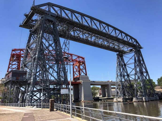 Transbordador y puente Nicolás Avellaneda, barrio de La Boca, Buenos Aires.